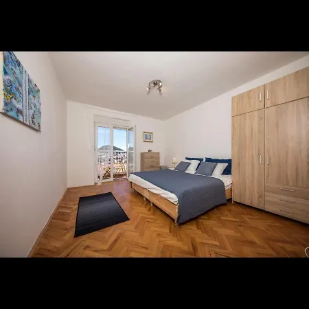 Apartment Megi *